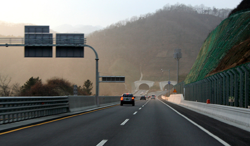 최근 서울에서 동홍천까지 개통된 고속도로를 이용하면 설악산까지 2시간이면 도착할 수 있다.