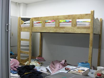 총학생회실 한켠에 놓여진 침대. 여기서 먹고 자고 하는 모양이다.