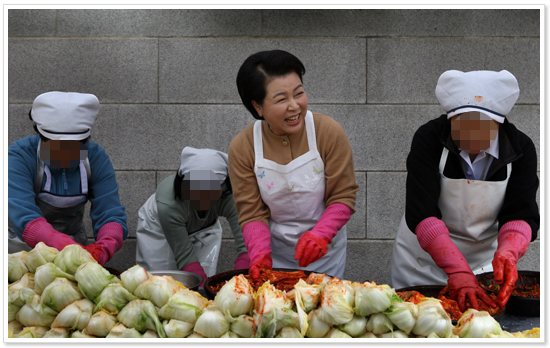 청와대에서 김윤옥 여사가 직원들과 김장을 담고 있다.