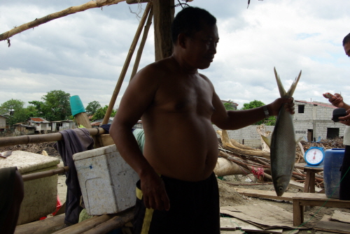 다마얀 어부 '깐시오' 씨. 하루 종일 바다에 나가 생선 한 마리를 잡은 날, 그는 댓가로 100페소(약 2500원)를 받을 수 있었다.