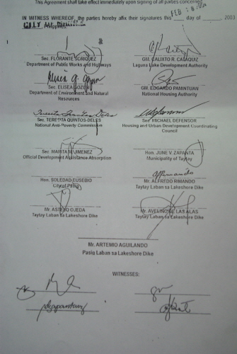 당시 협정에 참가한 정부 관계자 및 주민대표들의 서명.