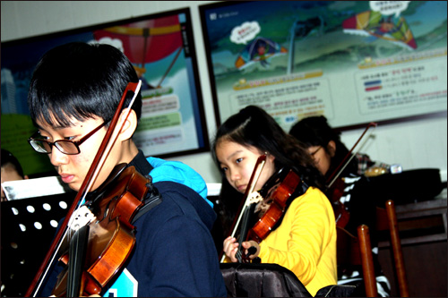 바이올린 1파트, 청소년 단원들의 눈빛이 초롱초롱하다