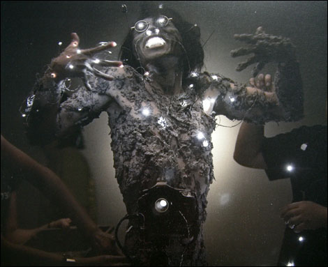 '뉘우치지 않은 감옥' 아트지에 피그먼트프린트 160×150cm 2009. 먼지괴물로 변신하여 절규하는 인간을 보여준다