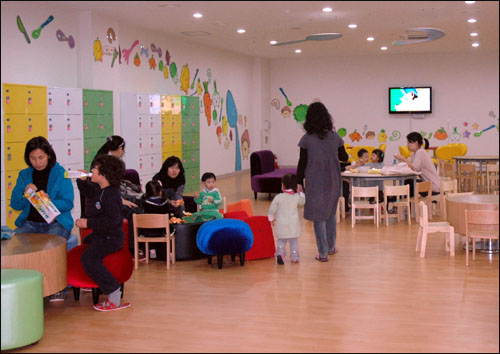 어린이회관내에서는 준비해온 도시락과 간식을 펀하게 즐길 수 있다.  