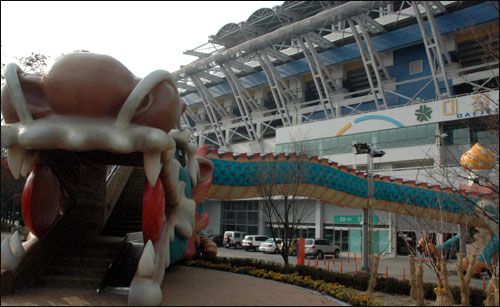 대전월드컵경기장 동문에 위치한 대전어린이회관. 대형 아치형 용다리가 어린이회관 내부로 연결된 통로다. 
