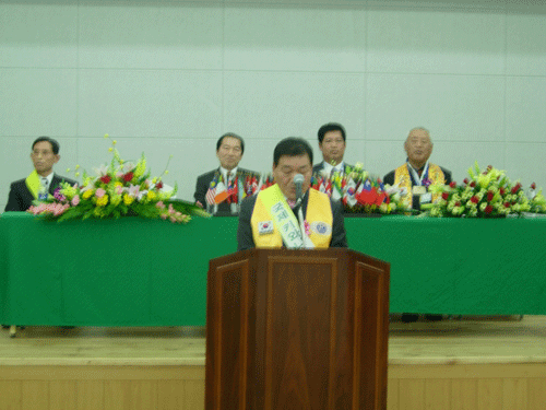 성종문 제7지구 총재가 환영사를 하고 있다.