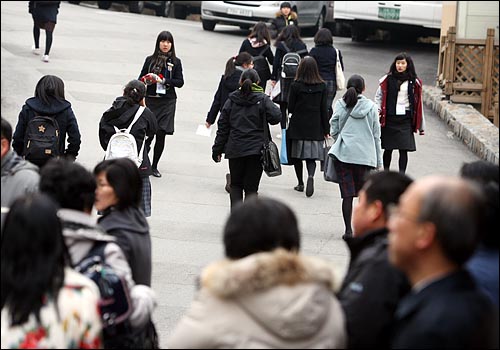  서울지역 한 외고 입시가 치러진 날, 시험을 보러 들어가는 학생들의 모습. 