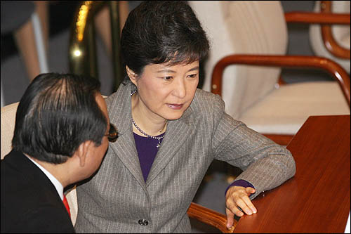 박근혜 한나라당 전 대표. 사진은 지난 12월 8일 오전 국회 본회의장에서 의원들과 얘기를 나누고 있는 모습. 