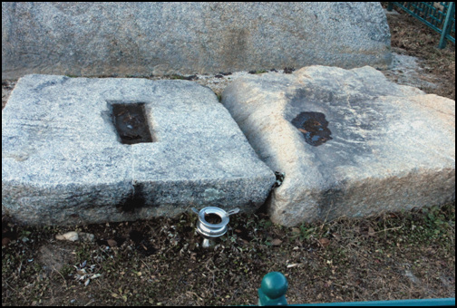 마애불의 앞에 있는 두개의 사각형 돌의 용도는 무엇일까? 전각을 지었던 돌이나 석등의 받침돌 등으로 보인다.
