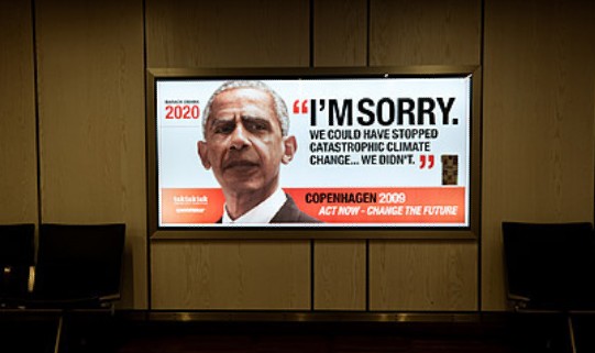 2020년 '죄송하다'라고 고백하는 오바마 미국 대통령. 코펜하겐 공항에 설치된 그린피스의 광고.