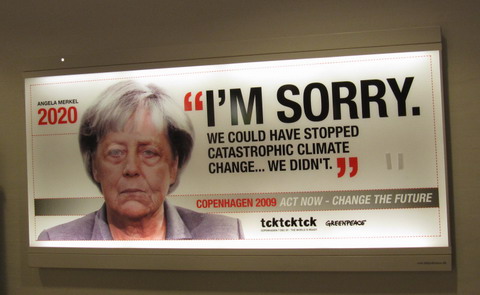 2020년 '죄송하다'라고 고백하는 메르켈 독일 총리. 코펜하겐 공항에 설치된 그린피스의 광고.