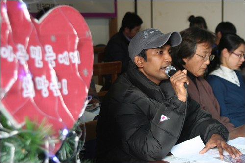 이주노동자 디랑크씨가 한국사회에 바라는 10가지 희망사항을 말하고 있다.