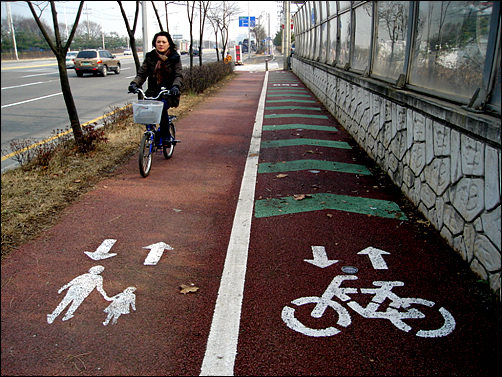 탄소발자국을 지우는데 자전거 만한게 없다. 괜히 자전거만 타고 다니는게 아니다.