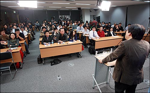 '시골의사'라는 필명으로 유명한 박경철 안동신세계연합클리닉 원장이 10일 저녁 서울 상암동 오마이뉴스 대회의실에서 열린 <오마이뉴스 10만인클럽 특강>에서 '위기 이후의 한국경제, 어디로' 주제로 강의하고 있다.