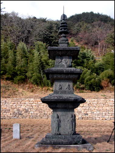 국보 제10호 백장암 삼층석탑 통일신라 시대의 탑으로 뛰어난 조각 솜씨가 돋보인다.