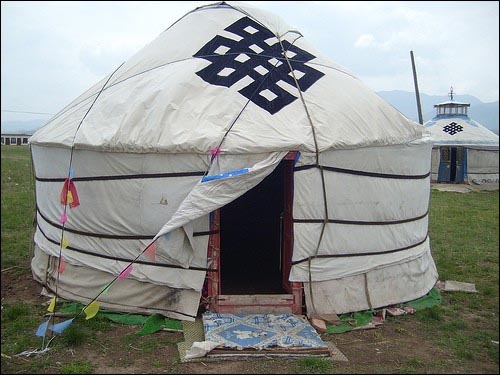 티벳유목민들이 사용하는 전통 천막. 새 정착지로 이주한 티벳인들은 전통적 삶을 포기해야 했다.