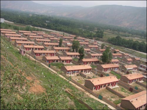 Rebkong 지역의 유목민들의 새 정착지. 전통적 삶과는 거리간 먼 현대식 가옥, 티벳인들에게 진정 필요한 것은 무엇인가.