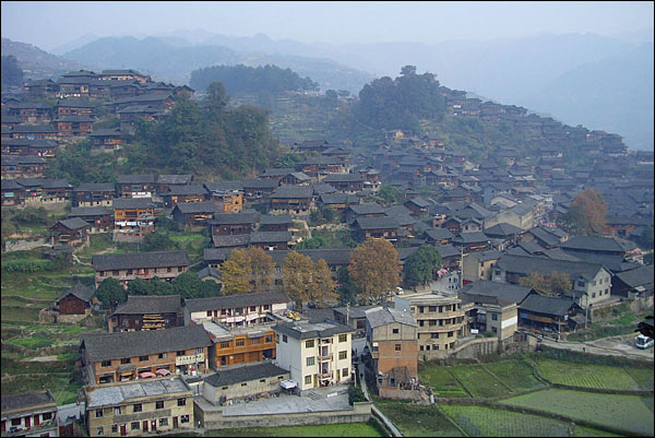 ▲ '천호묘채' 시장의 전경. 시장은 중국에서 가장 큰 묘족 마을이다.
