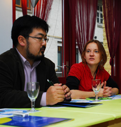 아뻬스 브랑제(사진 오른쪽) 사무국장과 벨기에 리에쥬대학 엄형식 연구원(사회적경제 박사과정)이 사회적경제 주체들의 네트워크 조직인 아뻬스에 대해 설명을 하고 있다. 