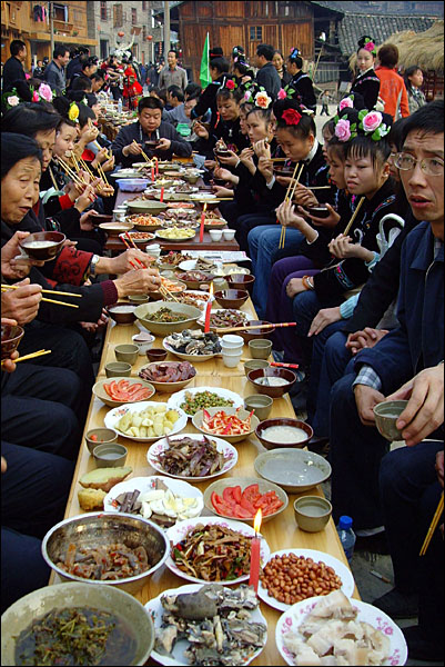묘족은 명절 때 집집마다 마련한 음식을 장탁연에 차려서 친척, 이웃과 함께 나눠먹는다.