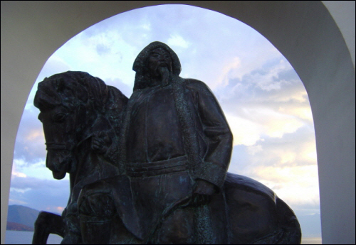 대리석으로 만든 쿠빌라이 칸의 동상. 칭기즈칸의 손자인 그는 13세기에 다리국을 멸망시켰다.