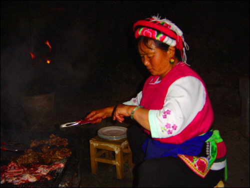 고기를 굽고 있는 게스트하우스의 바이족 원주민