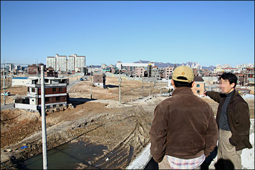 서울 동대문구 전농·답십리뉴타운 내 전농7구역에서 아직 떠나지 못한 세입자들이 철거현장을 바라보고 있다.