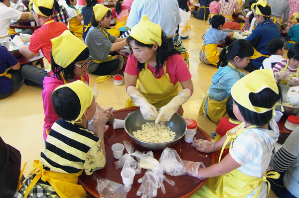 여성회는 지난 5월, 한부모자녀가정과 함께 임실치즈마을을 찾아 치즈체험을 하며 즐거운 시간을 보냈다