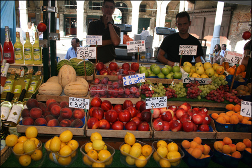 시장에서는 다양한 과일을 파는 과일가게의 인기가 좋다.
