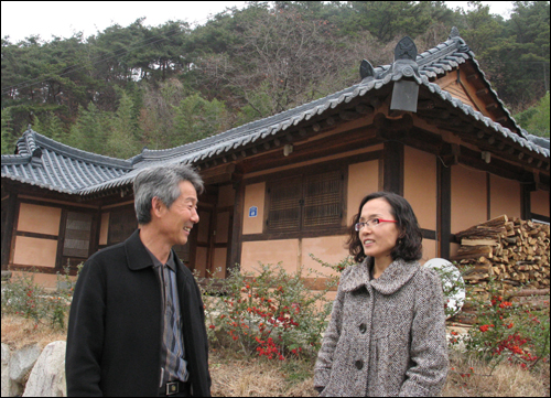 가정마을 농촌체험을 이끌고 있는 김봉우 마을이장과 김춘옥 체험마을 사무장이 체험관 앞에서 이야기를 나누고 있다.