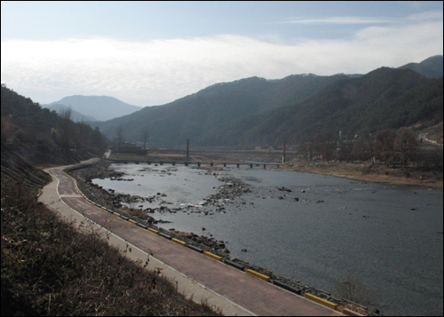 17번 국도와 가정마을을 연결해 주는 섬진강 두가현수교. 강변 풍경에서도 산골마을의 멋이 묻어난다.