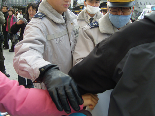 서울광장에서 서명운동을 벌이자 저지하는 경찰