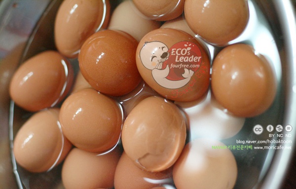 장조림에 사용될 계란은 싱싱한 것으로 고른다.