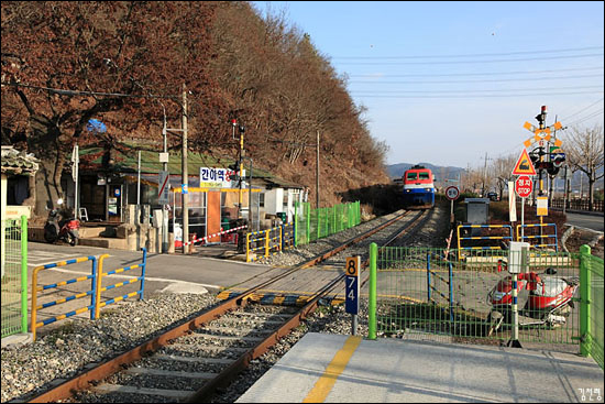 멀리 마산방면인 평촌역에서 기차가 들어오고 있다.