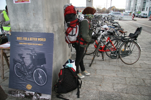 15일 제15차 유엔기후변화협약 당사국회의(COP15)가 열리는 코펜하겐 벨라 센터의 역의 자전거 보관대와 자전거 홍보 포스터.