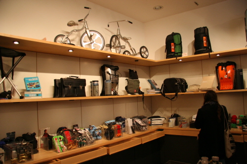 코펜하겐 시내의 '덴마크 디자인 센터'에 전시 판매되는 자전거들. 덴마크는 '자전거 왕국'이자 디자인 강국이다.