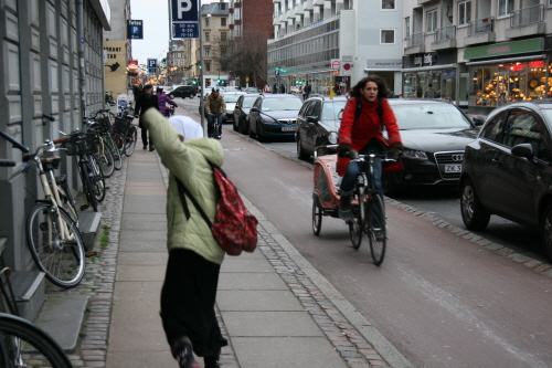 코펜하겐에서는 자동차보다 자전거의 힘이 더 세다. 이처럼 자전거의 안전과 통행을 우선하는 정책은 코펜하겐 시내의 일상적인 풍경이다.