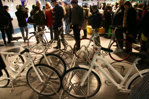 제15차 유엔기후변화협약 당사국회의(COP15)가 열리는 코펜하겐 시내의 지속가능한 미래 체험관에 전시된 자전거를 살펴보고 있다.