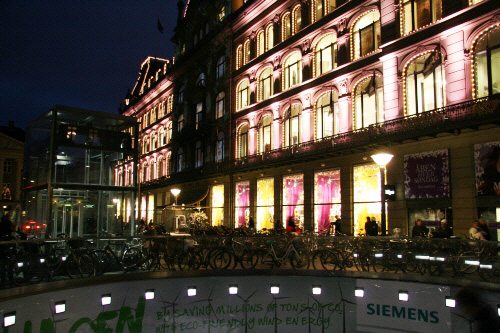 제15차 유엔기후변화협약 당사국회의(COP15)가 열리는 코펜하겐 시내의 한 백화점 앞에 시민들이 타고온 자전거들이 즐비하다. 