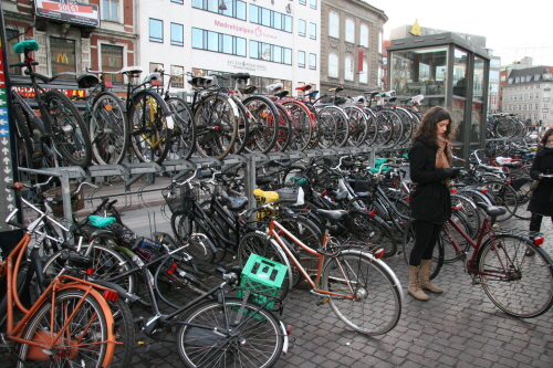 코펜하겐 시내에서 지하철역은 이처럼 시민들이 출퇴근 수단으로 이용하는 자전거들의 보관대로 '포위'돼 있다.