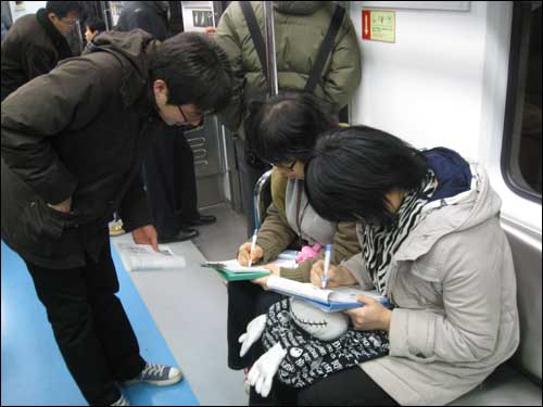 서울광장 이용 조례개정 발의 서명에 참여하고 있는 시민들. 