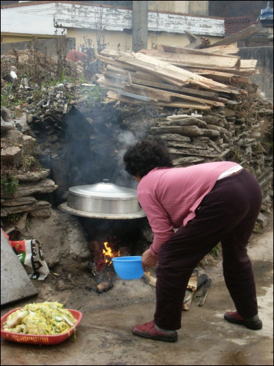 장도 내고 콩도 삶고 하는 솥. 아궁이에 불 들어가고... 여기서 구워낸 군고구마 맛도 일품~