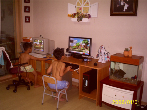 거실을 PC방 컨셉으로 꾸며 온라인게임에 열중인 두 아들. 어느새 초등학교 4학년과 1학년으로 훌쩍 자랐다.