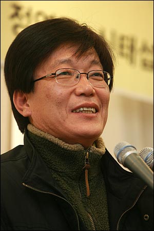 최상재 언론노조 위원장이 지난 2009년 12월 17일 오후 서울 마포구 영빈예식장에서 열린 '승리한 민주주의 국민보고대회'에서 인사말을 하고 있다.