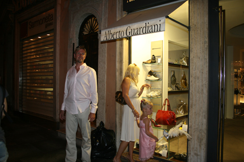이탈리아 명품가게들을 대표하는 거리이다.

