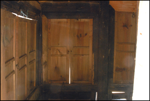 사랑채의 좌측 끝에 드린 마루방은 정면과 측면의 문이 판자문이다.