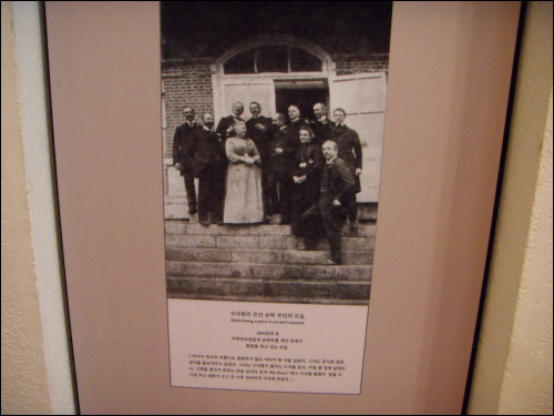 당시 수녀회와 고아원의 은인으로 묘사되고 있는 손탁 여인과 손탁호텔 사진