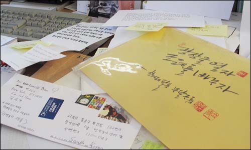 서울시민들이 서울광장 조례개정 주민발의 서명용지와 함께 보낸 다양한 쪽지들. 왼쪽 아래에 뉴욕에서 보낸 서명용지 봉투가 있다.