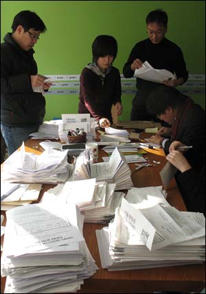 17일 오후 서울광장 조례개정 주민발의 서명용지를 모아놓은 5층 소회의실에서 우편물 개봉작업을 하고 있는 참여연대 간사들. 