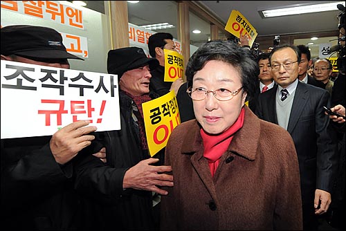 18일 오전 서울 마포구 합정동 노무현재단에서 한명숙 전 총리가 검찰수사관들에게 체포돼 연행되고 있다.
